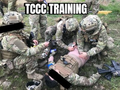 SAT KOMANDO TAKTİK MUHAREBE YARALI BAKIM EĞİTİMİNDE JONKSİYONEL (KAVŞAK) ATARDAMAR KANAMASINA MÜDAHALE EDİYOR.